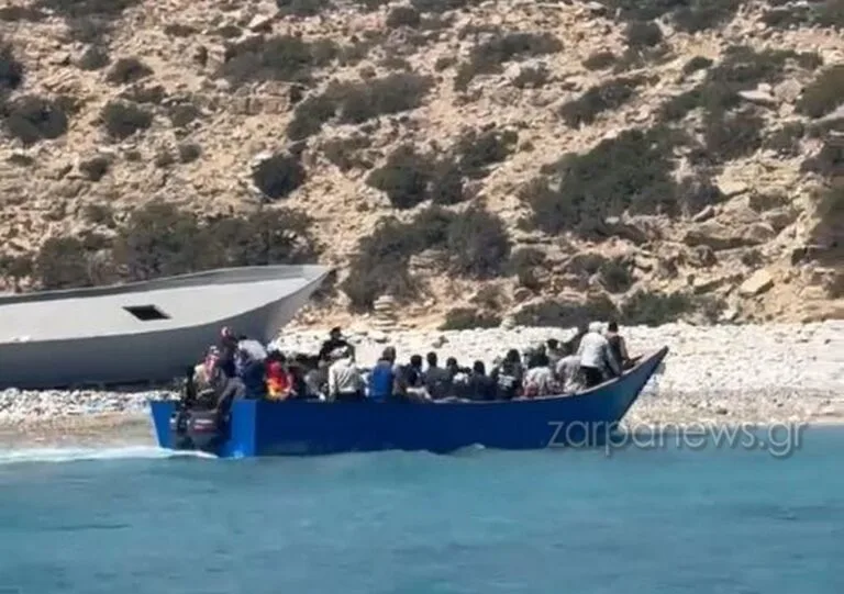 Συνεχίζονται οι αφίξεις μεταναστών – Νέα διάσωση 23 ατόμων ανοιχτά της Παλαιόχωρας