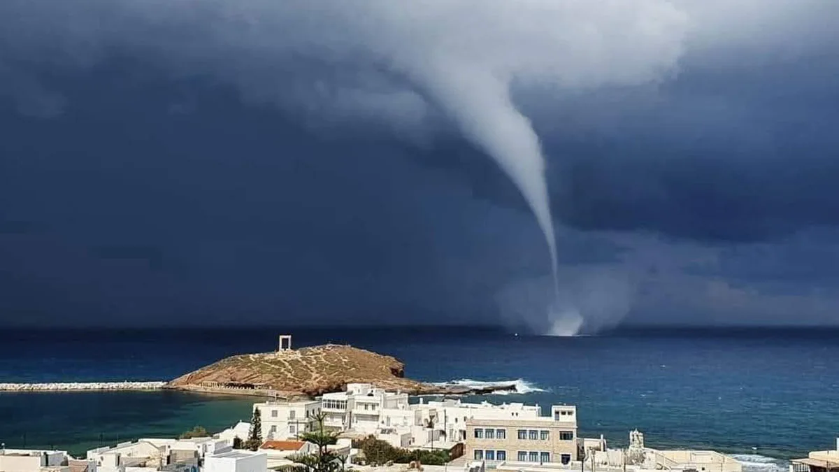 Νάξος: Εντυπωσιακός υδροστρόβιλος «ταξίδεψε» πάνω από τη θάλασσα - Εικόνα άρθρου