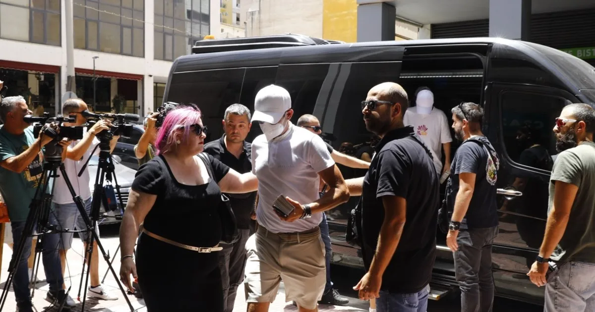 Ερωτήματα για τη φωτιά που ξέσπασε από πυροτεχνήματα στην Υδρα - Θα 'μιλήσουν' τα κινητά και ο... κατάλογος προτιμήσεων - Εικόνα άρθρου