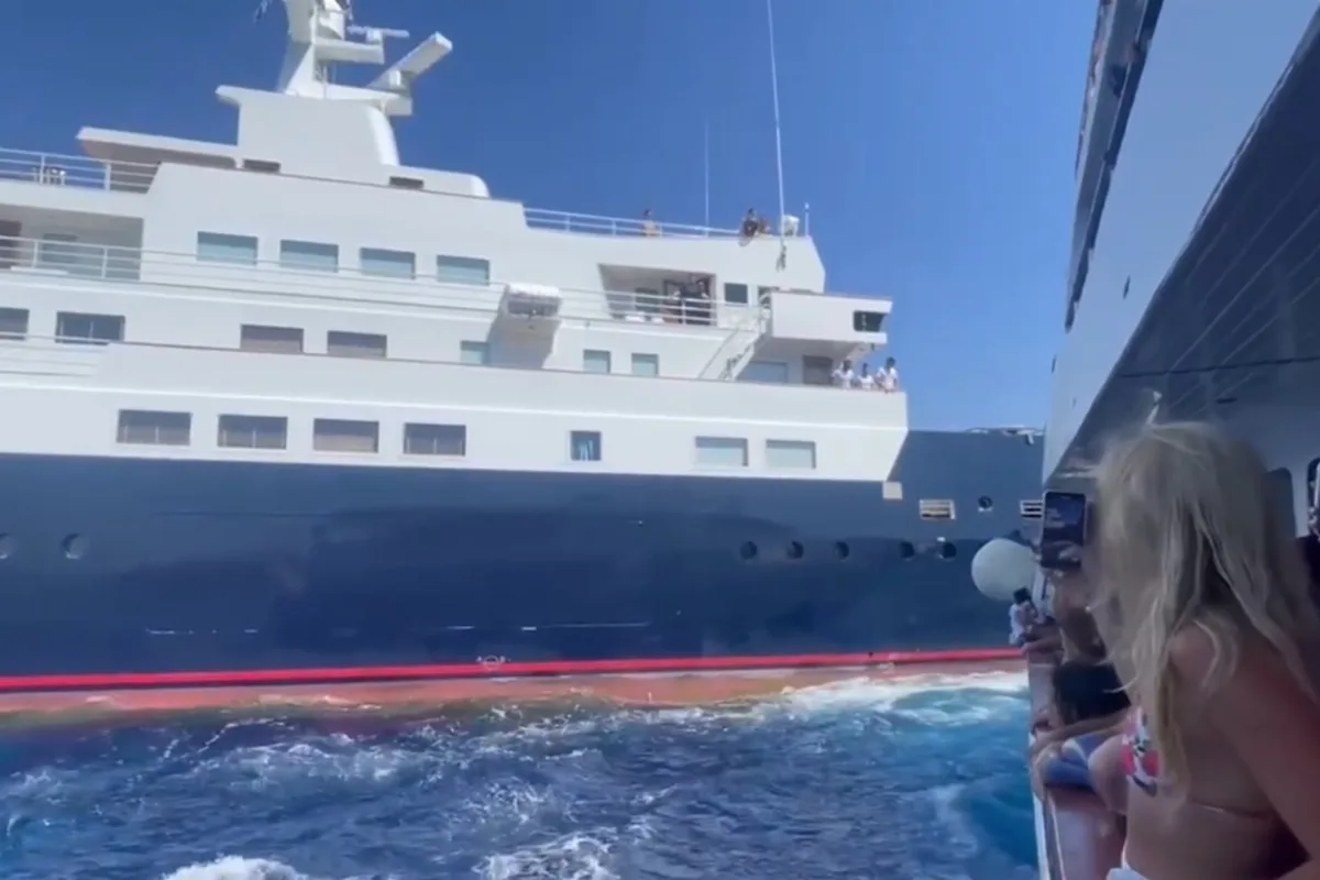 Ιόνιο: Γιοτ πέρασε ξυστά από σκάφος γεμάτο επβάτες (Βίντεο)